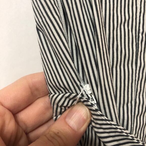 BCBGMAXAZRIA Pinstripe Sleeveless Collared Blouse Womens S Twist Preppy Twee - Picture 6 of 7